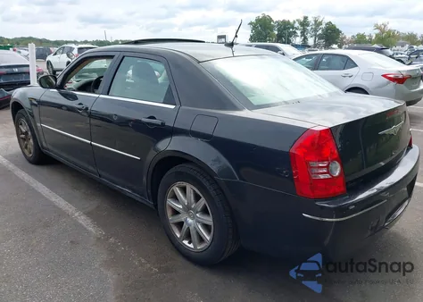 2008 Chrysler 300 Touring z USA, uszkodzony, nr VIN 2C3LA53G98H238229